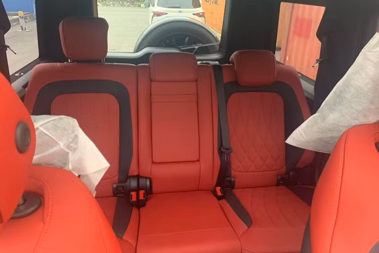 Đây là 1 trong những màu sơn đắt đỏ nhất trong mã màu G-Manufaktur khi chi phí ở nước ngoài đã 6.500 đô la, tương đương 150 triệu đồng. Hiện chưa rõ mức giá bán của chiếc xe Mercedes-AMG G63 này, tuy nhiên, giá lăn bánh sẽ không dưới 13,5 tỷ đồng.