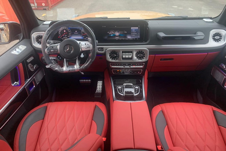 Cụ thể là chiếc Mercedes-AMG G63 màu độc về đội của doanh nhân kinh doanh trong lĩnh vực y tế ở tỉnh Bình Phước sở hữu ngoại thất sơn màu Desert Sand hay còn gọi là vàng cát sa mạc. Chiếc SUV hạng sang Mercedes-AMG G63 của đội Bình Phước lúc mới cập cảng