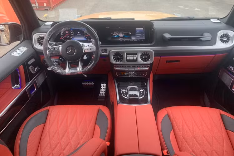 Cụ thể là chiếc Mercedes-AMG G63 màu độc về đội của doanh nhân kinh doanh trong lĩnh vực y tế ở tỉnh Bình Phước sở hữu ngoại thất sơn màu Desert Sand hay còn gọi là vàng cát sa mạc. Chiếc SUV hạng sang Mercedes-AMG G63 của đội Bình Phước lúc mới cập cảng