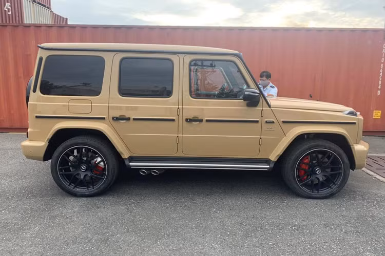 Dù sở hữu màu sơn rất đắt đó, tuy nhiên, nằm bên dưới nắp capô của Mercedes-AMG G63 mang màu vàng cát sa mạc của đội Bình Phước vẫn là khối động cơ xăng V8, tăng áp kép, dung tích 4.0 lít tạo ra công suất tối đa 585 mã lực tại tua máy 6.000 vòng/phút và mô-men xoắn cực đại 850 Nm tại dải tua máy 2.500 - 3.500 vòng/phút.