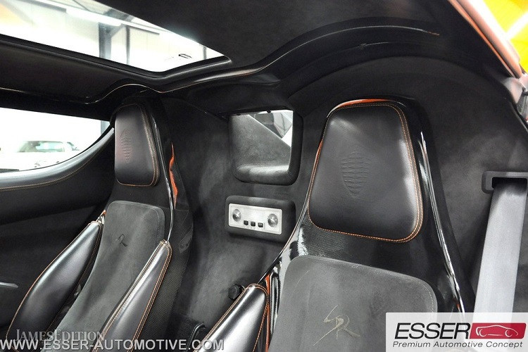 Để hiểu rõ hơn về dòng siêu xe Koenigsegg CCR, chúng tôi mời bạn đọc chiêm ngưỡng 1 trong 14 chiếc siêu xe Koenigsegg CCR được sản xuất trên toàn thế giới và hiện đang được một đại lý xe ở Đức chào bán lên đến 1,38 triệu đô la, tương đương 32 tỷ đồng.