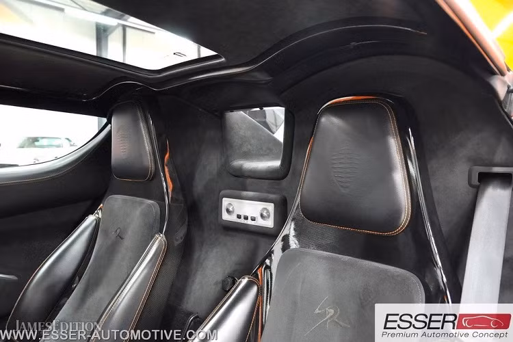 Để hiểu rõ hơn về dòng siêu xe Koenigsegg CCR, chúng tôi mời bạn đọc chiêm ngưỡng 1 trong 14 chiếc siêu xe Koenigsegg CCR được sản xuất trên toàn thế giới và hiện đang được một đại lý xe ở Đức chào bán lên đến 1,38 triệu đô la, tương đương 32 tỷ đồng.