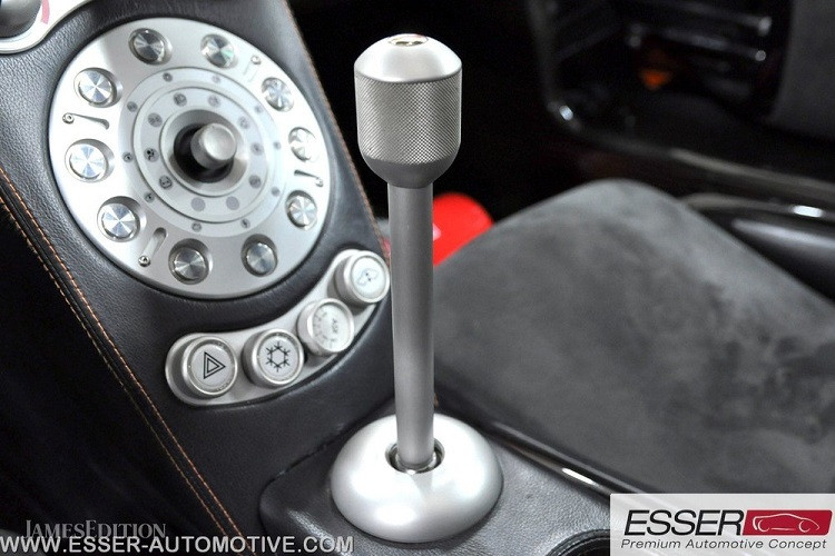 Khối động cơ V8, dung tích 4.7 lít này từng nhanh nhất thế giới vào năm 2005. Koenigsegg CCR cũng có một động cơ mạnh hơn với máy nén đôi, sản sinh công suất đáng kinh ngạc 806 mã lực. Nhìn chung, CCR có dáng vẻ và tư thế giống xe đua hơn so với Koenigsegg CC8S được đánh giá thanh lịch hơn.