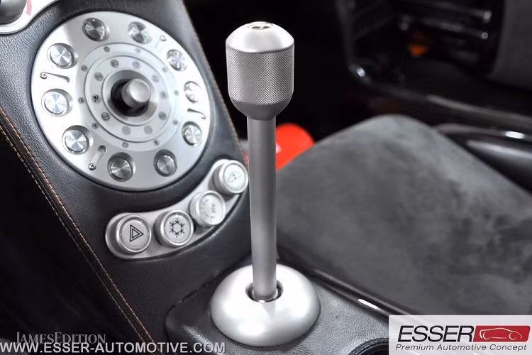 Khối động cơ V8, dung tích 4.7 lít này từng nhanh nhất thế giới vào năm 2005. Koenigsegg CCR cũng có một động cơ mạnh hơn với máy nén đôi, sản sinh công suất đáng kinh ngạc 806 mã lực. Nhìn chung, CCR có dáng vẻ và tư thế giống xe đua hơn so với Koenigsegg CC8S được đánh giá thanh lịch hơn.