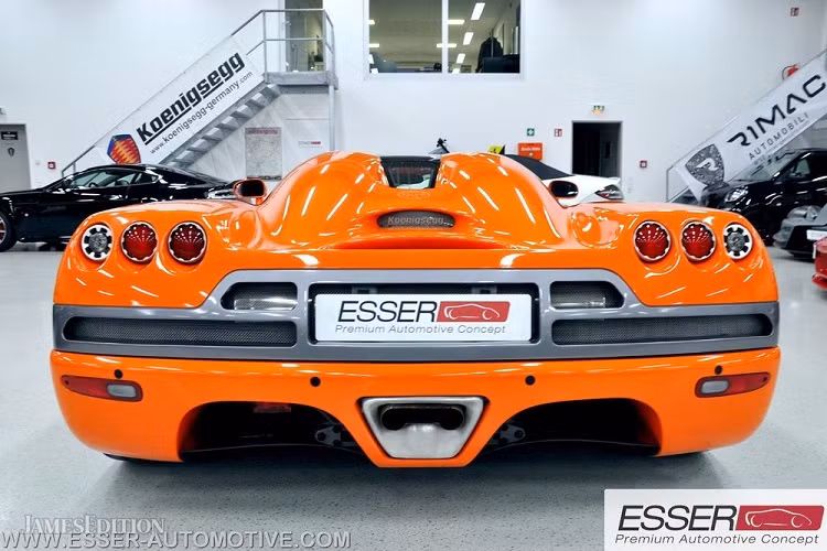 Nhưng chỉ 1 năm sau đó, Koenigsegg CCR đã bị ông hoàng tốc độ Bugatti Veyron cướp danh hiệu này. Giới chuyên môn vẫn còn tiếc nuối cho Koenigsegg CCR khi đường đua Nardo ở Ý là dạng đường tròn còn đường đua mà Bugatti Veyron chạy là đường thẳng của Volkswagen tại Ehra-Lessien. CCR tiếp tục lập các kỷ lục tại Nurburgring và nhiều đường đua khác vào năm 2005.