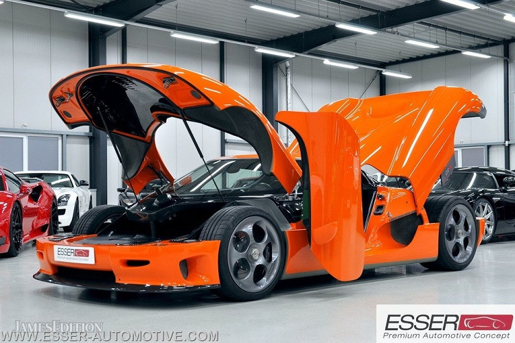Siêu xe Koenigsegg CCR đã giành được kỷ lục Guinness cho chiếc xe sản xuất nhanh nhất thế giới tại đường thử Nardo ở Ý, vào tháng 2 năm 2005 với tốc độ 388 km/h và đã đánh bại kỷ lục 8 năm được thiết lập bởi siêu xe 3 chỗ ngồi McLaren F1.