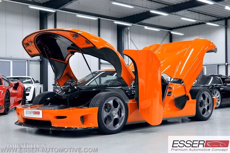 Siêu xe Koenigsegg CCR đã giành được kỷ lục Guinness cho chiếc xe sản xuất nhanh nhất thế giới tại đường thử Nardo ở Ý, vào tháng 2 năm 2005 với tốc độ 388 km/h và đã đánh bại kỷ lục 8 năm được thiết lập bởi siêu xe 3 chỗ ngồi McLaren F1.