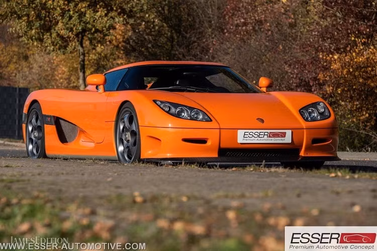 Siêu xe Koenigsegg CCR được trang bị khối động cơ V8, dung tích 4.7 lít sản sinh ra công suất tối đa 806 mã lực. Koenigsegg CCR chỉ mất thời gian 3,2 giây để tăng tốc lên 100 km/h từ vị trí xuất phát trước khi đạt vận tốc tối đa là 388 km/h.