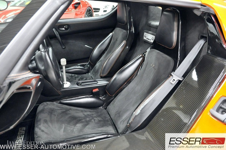 Chiếc siêu xe Koenigsegg CCR này sở hữu màu sơn cam và được cho là dành cho thị trường Đức, xe được sản xuất vào năm 2005 và đã lăn bánh được quãng đường dài 16.466 miles, hay 26.500 km. Được biết, chiếc siêu xe Koenigsegg CCR này cũng chính là chiếc xe Koenigsegg thứ 19 được sản xuất, xe mang số khung 7019.