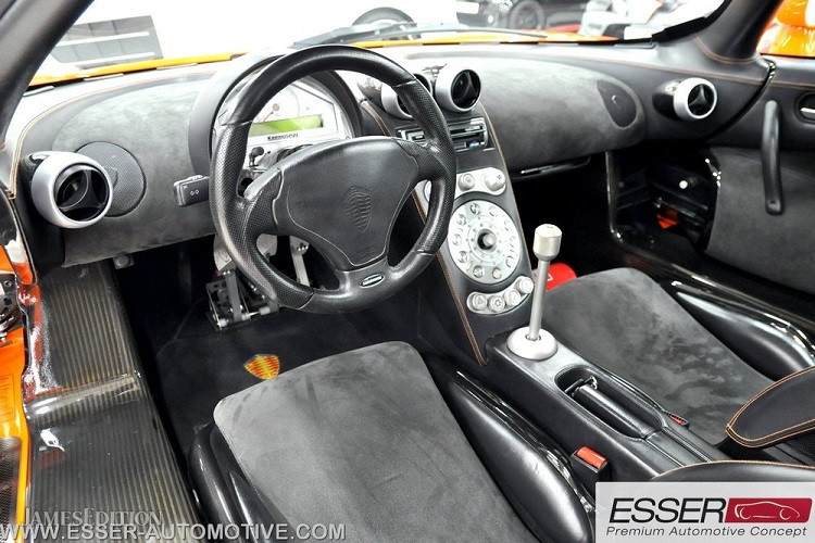 Tuy nhiên, lúc mới ra mắt mẫu siêu xe CCR, hãng xe này chỉ công bố mức giá bán dành cho phiên bản hiệu suất cao của Koenigsegg CC8S chỉ là 590.000 đô la. Hiện tại, giá xe Koenigsegg CCR đã qua sử dụng đã có mức rao bán lại trên 1 triệu đô la, tương đương 23,2 tỷ đồng.