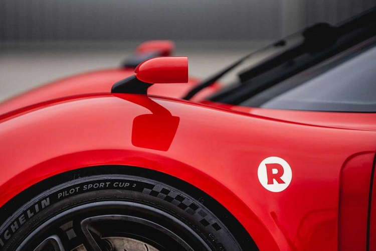 JPS là tên của tùy chọn cuối cùng, kết hợp các pít-tông và trục cam nâng cấp của Gold Leaf với phần mềm điều chỉnh để đạt được công suất 600 mã lực đã nói ở trên. Mặc dù hiện tại không có hình ảnh hoặc bản phác thảo thiết kế nào của JPS, nhưng rất có thể nó sẽ mang màu đen và vàng giống những chiếc xe đua John Player Special những năm 1970 và 1980.