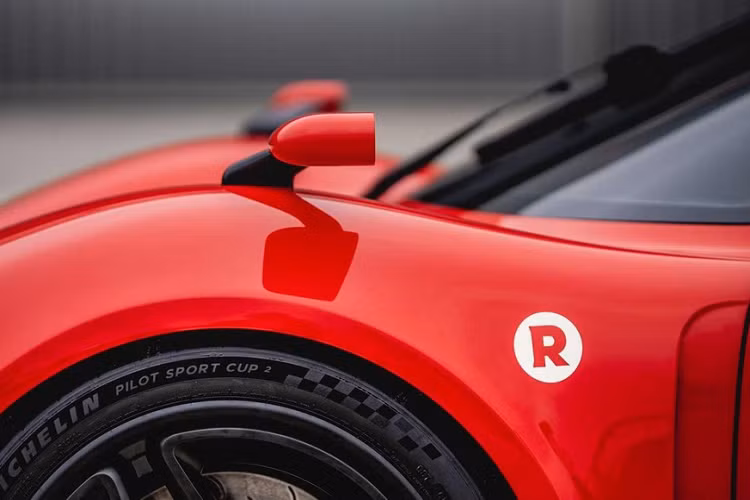 JPS là tên của tùy chọn cuối cùng, kết hợp các pít-tông và trục cam nâng cấp của Gold Leaf với phần mềm điều chỉnh để đạt được công suất 600 mã lực đã nói ở trên. Mặc dù hiện tại không có hình ảnh hoặc bản phác thảo thiết kế nào của JPS, nhưng rất có thể nó sẽ mang màu đen và vàng giống những chiếc xe đua John Player Special những năm 1970 và 1980.