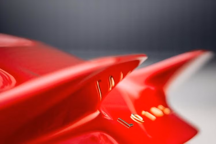 Chạy bằng bộ lốp xe Michelin Pilot Sport Cup 2, Radford Type 62-2 trang bị hộp số sàn 6 cấp hoặc hộp số tùy chọn DCT trong trường hợp bản Classic. Hai bản Gold Leaf và JPS đều sẽ chỉ dùng hộp số DCT. Ngoài ra, mẫu xe thể thao đặc biệt này còn trang bị nhiều công nghệ hiện đại như camera thay thế gương chiếu hậu, màn hình kết nối Wi-Fi và Bluetooth, hệ thống âm thanh 5 loa tiêu chuẩn.