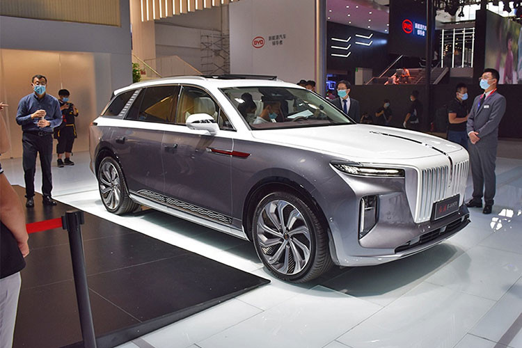 Tại thị trường Trung Quốc phiên bản dùng cụm pin 120 kWh mới được chia thành 4 bản trang bị, giá xe Hồng Kỳ E-HS9 2021 dao động từ 589.800 - 779.800 Nhân dân tệ (khoảng 2,06 - 2,72 tỷ đồng). Nếu được bán ra thị trường ngoài Trung Quốc, Hồng Kỳ E-HS9 sẽ trở thành đối thủ đáng gờm của VinFast VF e36 mới ra mắt trong triển lãm Ô tô Los Angeles 2021. 