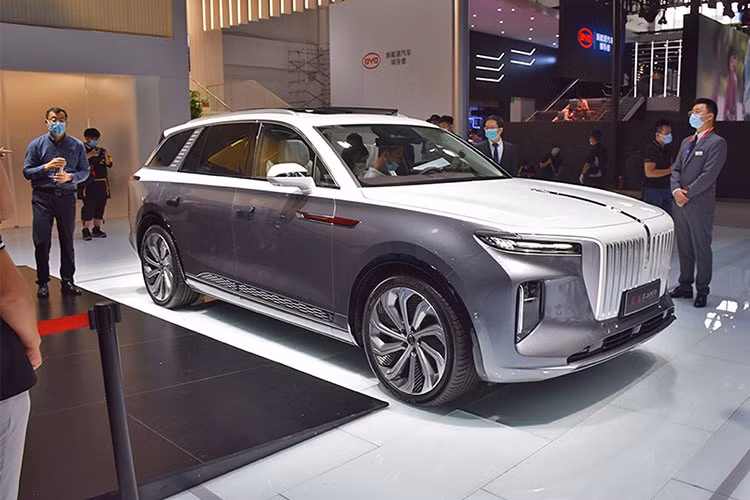 Tại thị trường Trung Quốc phiên bản dùng cụm pin 120 kWh mới được chia thành 4 bản trang bị, giá xe Hồng Kỳ E-HS9 2021 dao động từ 589.800 - 779.800 Nhân dân tệ (khoảng 2,06 - 2,72 tỷ đồng). Nếu được bán ra thị trường ngoài Trung Quốc, Hồng Kỳ E-HS9 sẽ trở thành đối thủ đáng gờm của VinFast VF e36 mới ra mắt trong triển lãm Ô tô Los Angeles 2021. 