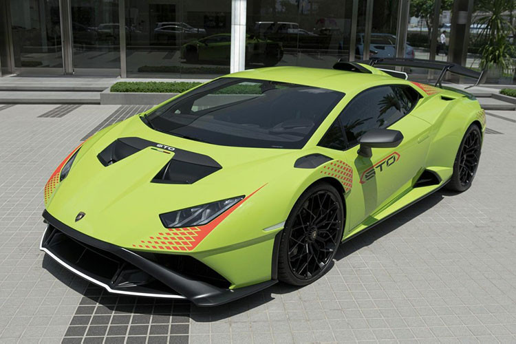 Thực tế, Việt Nam hiện đã có một chiếc Lamborghini Huracan STO nhưng là xe nhập tư, xe có màu sơn xanh da trời Blu Laufey giống như chiếc đầu tiên của Thái Lan.