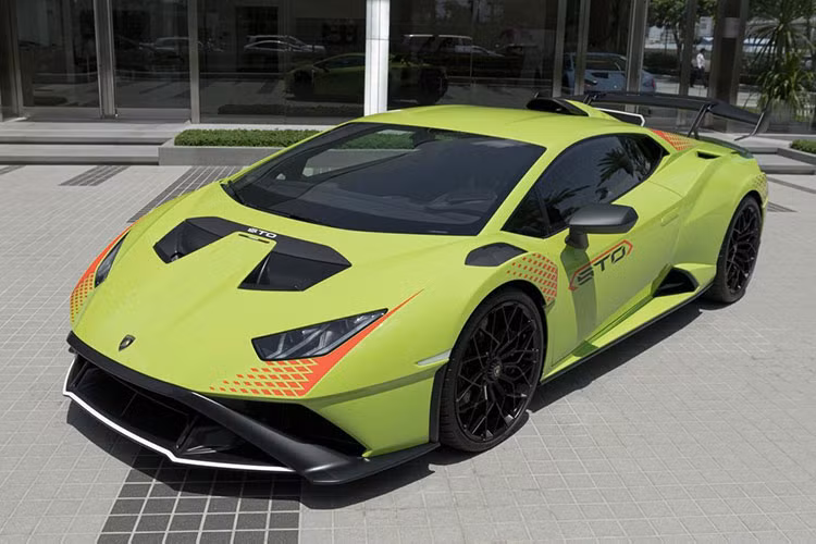 Thực tế, Việt Nam hiện đã có một chiếc Lamborghini Huracan STO nhưng là xe nhập tư, xe có màu sơn xanh da trời Blu Laufey giống như chiếc đầu tiên của Thái Lan.