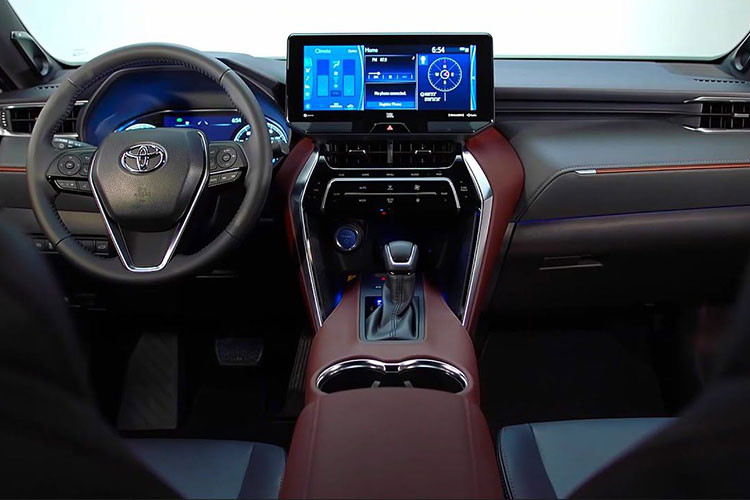 Tại thị trường Trung Quốc, Toyota Venza 2022 được trang bị bảng đồng hồ kỹ thuật số với màn hình LCD 12,3 inch và màn hình thông tin giải trí dạng cảm ứng 12,3 inch. Thêm vào đó là tính năng nhận diện khuôn mặt, ra lệnh bằng giọng nói và hệ thống âm thanh JBL.