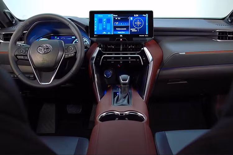 Tại thị trường Trung Quốc, Toyota Venza 2022 được trang bị bảng đồng hồ kỹ thuật số với màn hình LCD 12,3 inch và màn hình thông tin giải trí dạng cảm ứng 12,3 inch. Thêm vào đó là tính năng nhận diện khuôn mặt, ra lệnh bằng giọng nói và hệ thống âm thanh JBL.