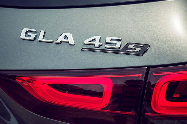 Vi sai cầu sau của Mercedes-AMG GLA 45s 4Matic+ 2021 là loại cơ điện và có thể chuyển hướng mô-men xoắn sang bánh trái hoặc phải, tùy thuộc vào lực kéo. Bên cạnh đó, xe còn có trang bị hệ thống treo trước với giảm xóc McPherson, tay đòn bằng nhôm và hệ thống treo sau 4 liên kết và hệ thống kiểm soát giảm chấn thích ứng AMG Ride Control với 3 chế độ.