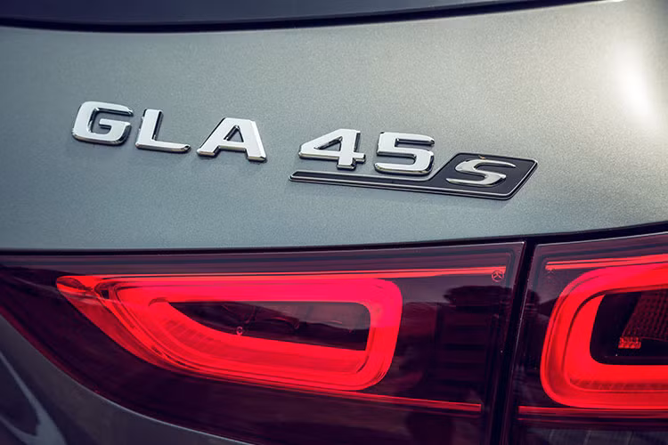 Vi sai cầu sau của Mercedes-AMG GLA 45s 4Matic+ 2021 là loại cơ điện và có thể chuyển hướng mô-men xoắn sang bánh trái hoặc phải, tùy thuộc vào lực kéo. Bên cạnh đó, xe còn có trang bị hệ thống treo trước với giảm xóc McPherson, tay đòn bằng nhôm và hệ thống treo sau 4 liên kết và hệ thống kiểm soát giảm chấn thích ứng AMG Ride Control với 3 chế độ.