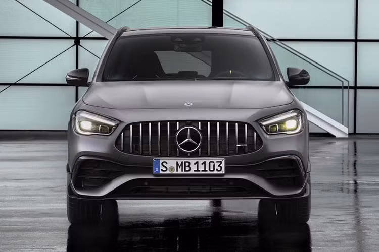 Mercedes-AMG GLA 45s 4Matic+ 2021 có đèn pha LED hoàn toàn mới. Bên hông xe được trang bị bộ mâm 5 chấu kép 21 inch sơn đen bóng và kẹp phanh màu đỏ rất hiếu chiến. Vòng ra phía đuôi xe sẽ thấy Mercedes-AMG GLA 45s 4Matic+ 2021 được trang bị cánh gió đuôi ấn tượng như mẫu xe đua, xe có ống xả kép AMG đặt đối xứng, cụm đèn hậu LED gọn gàng.