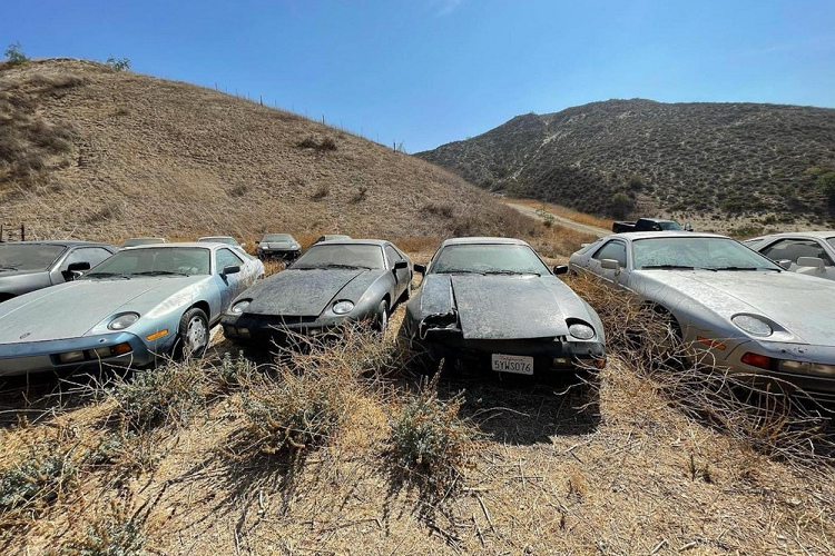 Những chiếc Porsche 928 này đều ở trong tình trạng khá tệ với bụi phủ dày đặc. Thậm chí, có chiếc xe còn bị bạc hết cả màu sơn ngoại thất. Điều này chứng tỏ xe đã bị vứt bỏ ngoài trời trong một thời gian dài. Ngoài ra, có chiếc còn bị biến dạng đầu xe hoặc mất các bộ phận như đèn hậu.