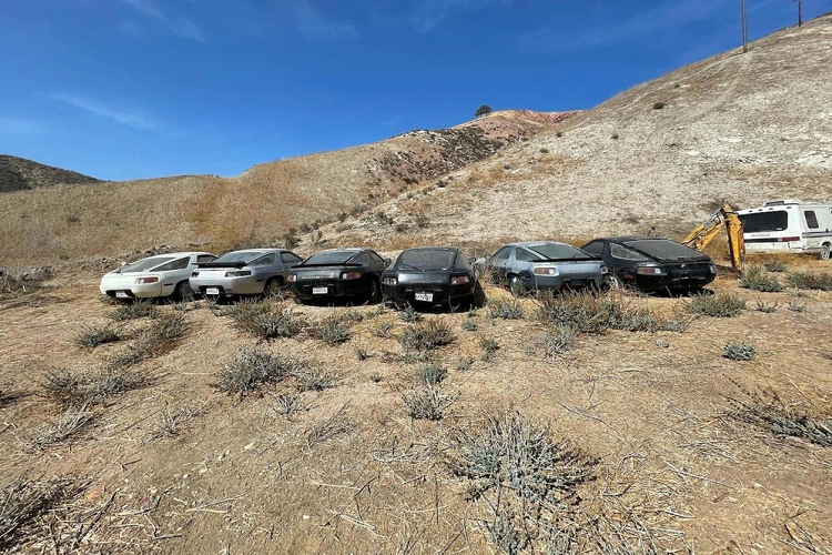 928 là dòng xe thể thao hạng sang đã lần đầu tiên trình làng vào năm 1977 với mục tiêu thay thế Porsche 911 nhưng thất bại. Hiện nay, siêu xe Porsche 928 hàng hiếm đang được khá nhiều nhà sưu tập ôtô săn đón. Ấy thế nhưng, lại có những chiếc không được may mắn như thế mà lại bị vứt "chỏng chơ" ngoài bãi đất trống như trong bài viết này.