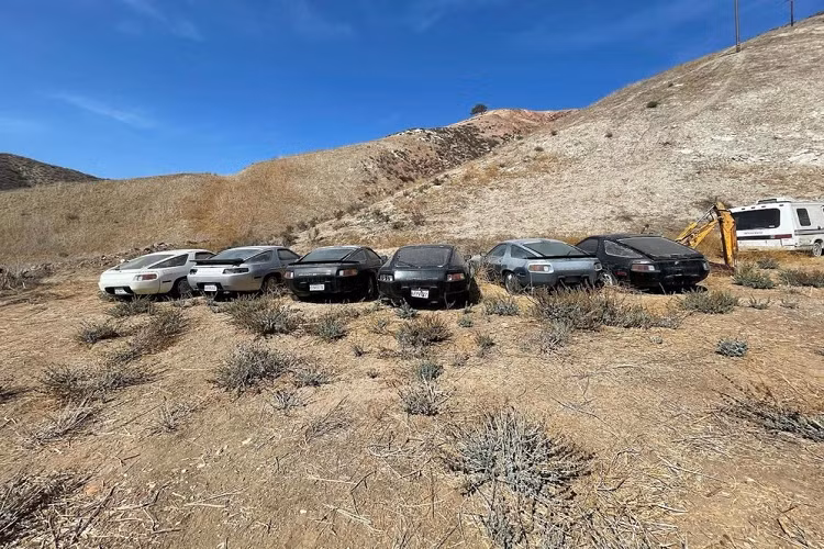 928 là dòng xe thể thao hạng sang đã lần đầu tiên trình làng vào năm 1977 với mục tiêu thay thế Porsche 911 nhưng thất bại. Hiện nay, siêu xe Porsche 928 hàng hiếm đang được khá nhiều nhà sưu tập ôtô săn đón. Ấy thế nhưng, lại có những chiếc không được may mắn như thế mà lại bị vứt "chỏng chơ" ngoài bãi đất trống như trong bài viết này.