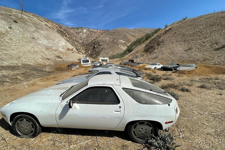 Tuy nhiên, hệ thống điện vốn là "gót chân Achilles của 928" chắc chắn đã bị hỏng nặng. Được biết, chủ sở hữu không có hứng thú làm bất cứ điều gì với hơn chục chiếc siêu xe Porsche 928 này ngoài việc bỏ mặc xe ngoài trời.