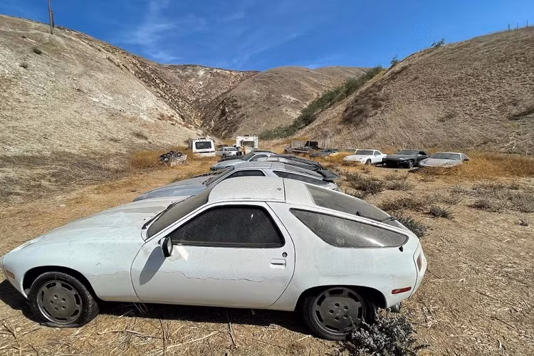 Tuy nhiên, hệ thống điện vốn là "gót chân Achilles của 928" chắc chắn đã bị hỏng nặng. Được biết, chủ sở hữu không có hứng thú làm bất cứ điều gì với hơn chục chiếc siêu xe Porsche 928 này ngoài việc bỏ mặc xe ngoài trời.