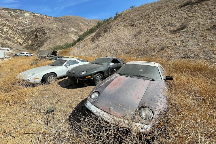 Qua những hình ảnh do anh Rhodes đăng lên, có thể thấy nằm ở bãi đất trống có ít nhất 13 chiếc Porsche 928 thuộc nhiều phiên bản khác nhau. Có chiếc thuộc phiên bản dùng động cơ xăng V8, dung tích 4.5L, sản sinh công suất tối đa 237 mã lực và mô-men xoắn cực đại 363 Nm. Có chiếc lại được trang bị động cơ xăng V8, dung tích 5.0L với công suất tối đa 316 mã lực.