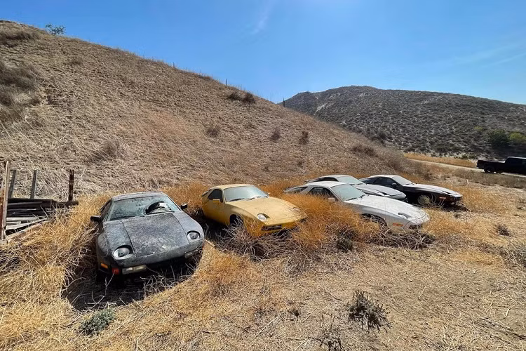 Những chiếc Porsche 928 bị bỏ hoang này nằm tại một bãi đất trống ở miền Nam bang California, Mỹ. Khi đang tìm kiếm địa điểm quay cho phim truyền hình West World, anh Steve Rhodes đã tình cờ khám phá ra nơi cư ngụ của những chiếc xe này. Khi đăng ảnh những chiếc Porsche 928 lên mạng xã hội, anh Rhodes giải thích: "Một người bạn đã nhờ chủ đất giữ hộ xe. Sau đó, người bạn này chẳng bao giờ quay trở lại".
