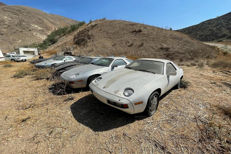 "Chủ xe vẫn ở quanh đây nhưng dường như lại mất hết hứng thú với việc sửa lại những chiếc ôtô này", anh Rhodes viết. "Nhưng người ta bảo tôi là chủ xe không có ý định bán chúng."