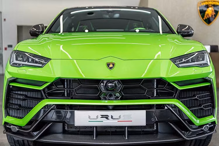 Không cần phải nói quá nhiều về thương hiệu siêu xe Lamborghini đến từ Ý, đây là 1 trong những hãng xe mà khiến không ít nhà giàu trên thế giới phải quyết tâm sở hữu ít nhất 1 phiên bản xe, thậm chí, nhiều người còn có thú vui sưu tầm các siêu xe của "bò tót".