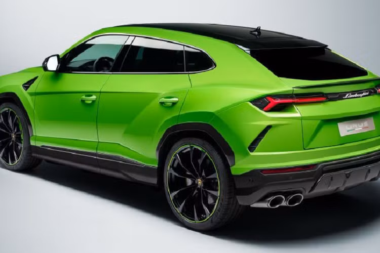 Trong khi đó, những tính năng hỗ trợ người lái tùy chọn trước đây như màn hình thông tin hiển thị thông tin kính lái, hệ thống kiểm soát hành trình thích ứng và phát hiện điểm mù giờ đây đã được trang bị tiêu chuẩn. Tất nhiên, những nâng cấp kể trên không rẻ chút nào. Tại thị trường Mỹ, Lamborghini Urus 2021 được tăng giá khởi điểm lên 218.009 USD (khoảng 5 tỷ đồng), nhỉnh hơn 18.000 USD so với bản cũ. Còn giá xe Lamborghini Urus ở Campuchia không được tiết lộ.