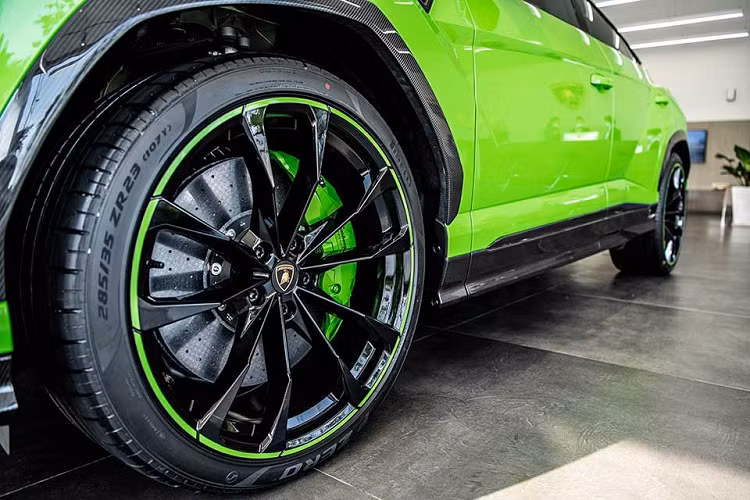 Được biết, chiếc siêu SUV Lamborghini Urus Pearl Capsule mới có mặt tại Campuchia theo diện nhập khẩu chính hãng, số lượng xe Urus chính hãng tại Campuchia chiếm khoảng 20%, số còn lại do các công ty nhập khẩu tư nhân mang về phục vụ các nhà giàu ở đây.