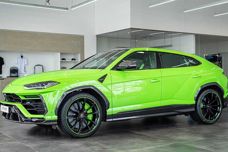 Ngoài màu sơn mới, Lamborghini Urus 2021 còn có thiết kế khóa thông minh mới và gói hỗ trợ đỗ xe nâng cấp tùy chọn. Gói này bao gồm cả tính năng hỗ trợ đỗ xe thông minh. Cuối cùng là những trang bị tùy chọn khác như hệ thống âm thanh Sensonum cao cấp mới, đi kèm âm ly 730 W và 17 loa.