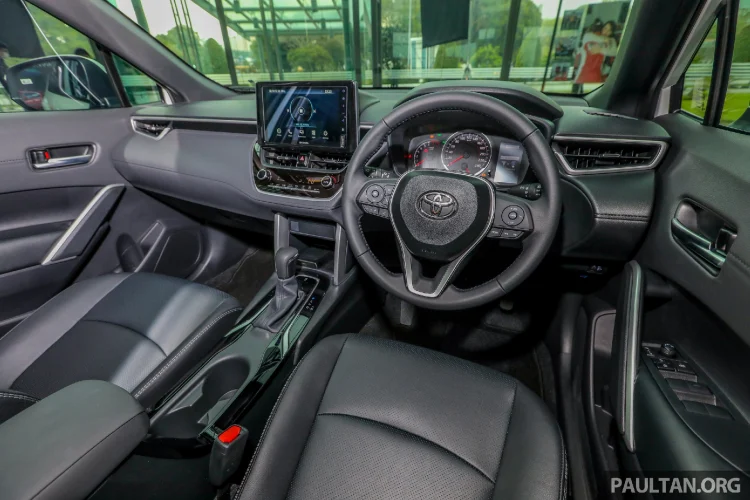 Một điểm đáng giá khác trên Toyota Corolla Cross lắp ráp tại Malaysia chính là hệ thống phanh tay điện tử tương tự phiên bản dành cho thị trường Nhật Bản. Trong khi đó phiên bản nhập khẩu từ Thái Lan dành cho thị trường Malaysia trước đây, hay Việt Nam hiện tại đều sử dụng phanh tay cơ kiểu bàn đạp “kém sang”.