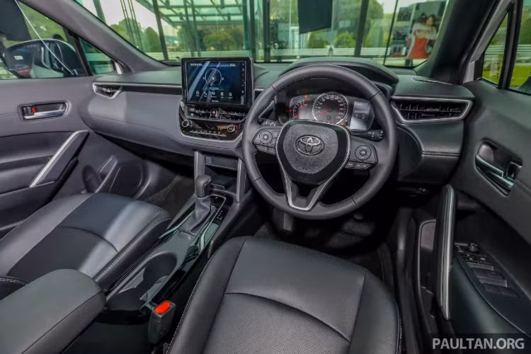 Một điểm đáng giá khác trên Toyota Corolla Cross lắp ráp tại Malaysia chính là hệ thống phanh tay điện tử tương tự phiên bản dành cho thị trường Nhật Bản. Trong khi đó phiên bản nhập khẩu từ Thái Lan dành cho thị trường Malaysia trước đây, hay Việt Nam hiện tại đều sử dụng phanh tay cơ kiểu bàn đạp “kém sang”.