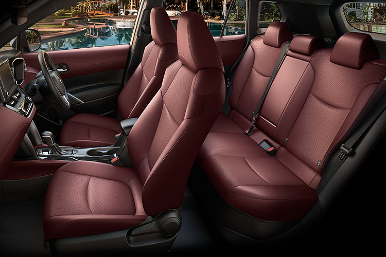 Phiên bản Toyota Corolla Cross 1.8G và 1.8V lắp ráp tại Malaysia tiếp tục trang bị động cơ xăng 2ZR-FE tương tự phiên bản tại Việt Nam. Khối động cơ 1.8L hút khí tự nhiên Dual VVT-i 4 xi lanh thẳng hàng cho công suất tối đa 137 mã lực và mô-men xoắn 172 Nm. Đi kèm là hệ dẫn động cầu trước và hộp số vô cấp CVT.