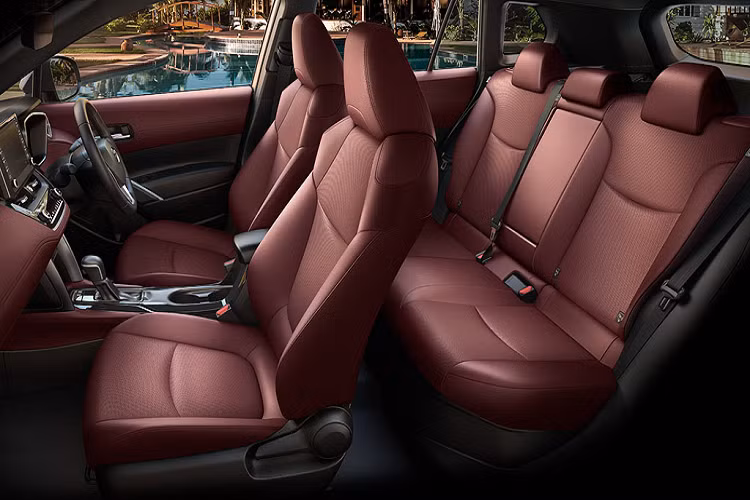 Phiên bản Toyota Corolla Cross 1.8G và 1.8V lắp ráp tại Malaysia tiếp tục trang bị động cơ xăng 2ZR-FE tương tự phiên bản tại Việt Nam. Khối động cơ 1.8L hút khí tự nhiên Dual VVT-i 4 xi lanh thẳng hàng cho công suất tối đa 137 mã lực và mô-men xoắn 172 Nm. Đi kèm là hệ dẫn động cầu trước và hộp số vô cấp CVT.