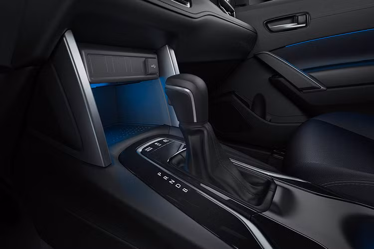 Trong khi đó phiên bản Hybrid cũng tương tự phiên bản 1.8HV tại Việt Nam, khi trang bị động cơ xăng lai điện, bao gồm: động cơ xăng 1.8L chu trình Atkinson cho công suất - mô-men xoắn lần lượt là 97 mã lực - 142 Nm; cùng với động cơ điện 71 mã lực – 163 Nm. Cả hai tạo ra tổng công suất 120 mã lực.