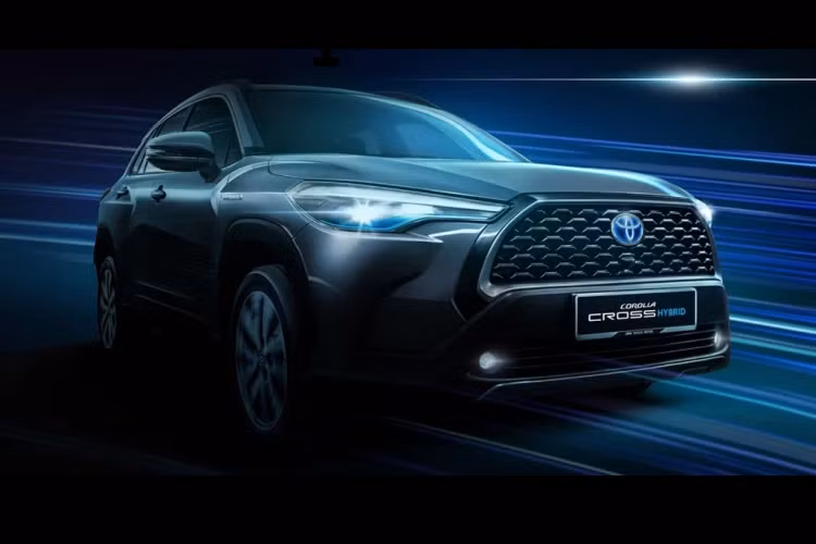 Trang bị an toàn tiêu chuẩn của Toyota Corolla Cross CKD tại Malaysia còn có 7 túi khí, hệ thống cân bằng điện tử, cảnh báo điểm mù, cảnh báo phương tiện cắt ngang phía sau, cảnh báo áp suất lốp, camera quan sát toàn cảnh 360 độ và camera hành trình phía trước.