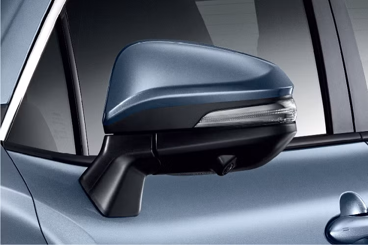 Tại Malaysia, tất cả phiên bản Toyota Corolla Cross CKD đều sẽ hưởng chính sách bảo hành lên đến 5 năm và không giới hạn số km. Riêng phiên bản Hybrid có thời hạn bảo hành lên đến 8 năm dành cho pin, bộ chuyển đổi và hệ thống điều khiển năng lượng PMC ECU. Ngoài ra, khách hàng có thể gia hạn bảo hành lên đến 10 năm nếu chi thêm 2.590 RM (khoảng 14 triệu đồng).