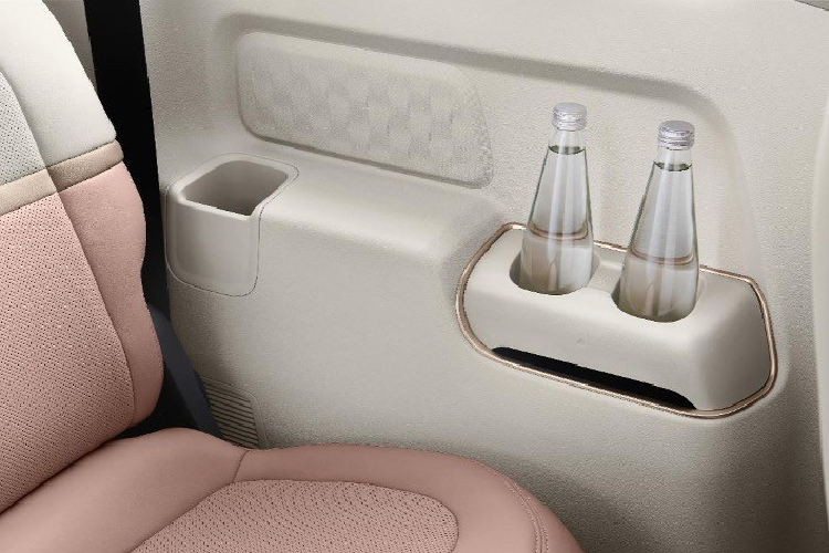 "Trái tim" của KiWi EV Fashion Gold vẫn là mô-tơ điện có công suất tối đa 40 kW (khoảng 54 mã lực) và mô-men xoắn cực đại 150 Nm. Nhờ đó, xe có thể chạy được 305 km sau khi sạc đầy pin. Với hệ thống sạc nhanh, pin của xe có thể tăng dung lượng từ 30% lên 80% trong 1 tiếng.