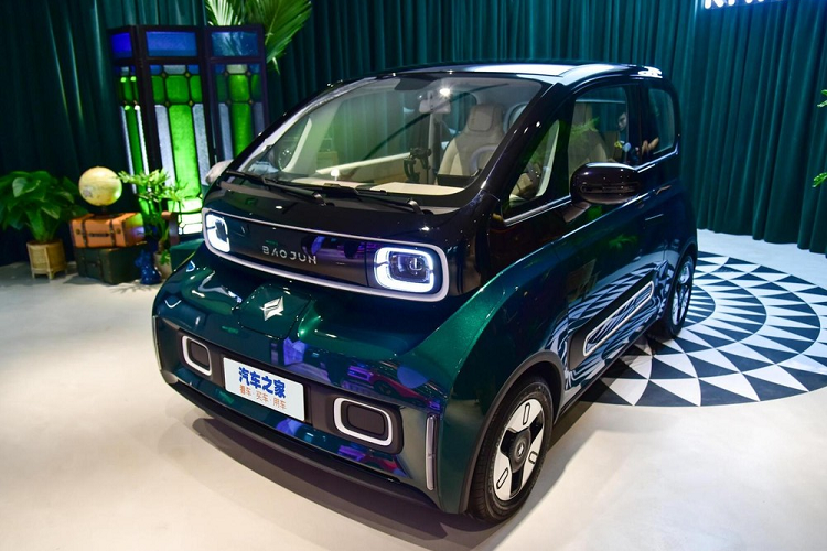 Đây là phiên bản do nữ diễn viên kiêm ca sĩ người Trung Quốc Tống Thiến lên ý tưởng thiết kế. Tống Thiến hiện vừa là giám đốc sáng tạo vừa là người phát ngôn toàn cầu của dòng xe ôtô điện KiWi EV. So với 2 phiên bản Designer và Artist, KiWi EV Fashion Gold có thiết kế ngoại thất không khác biệt nhiều. Do đó, xe cũng sở hữu phong cách thiết kế độc đáo, như đến từ tương lai và khá dễ thương.