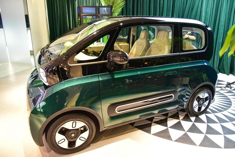 Trên đầu xe, mẫu ôtô điện Trung Quốc này được trang bị 2 đèn pha hình vuông, bao quanh bằng dải đèn LED định vị ban ngày. Trong khi đó, 2 hốc trũng bên dưới đèn pha, cộng thêm cách phối màu sơn ngoại thất, khiến người ta có cảm giác nửa thân xe phía trên như tách rời khỏi nửa dưới.