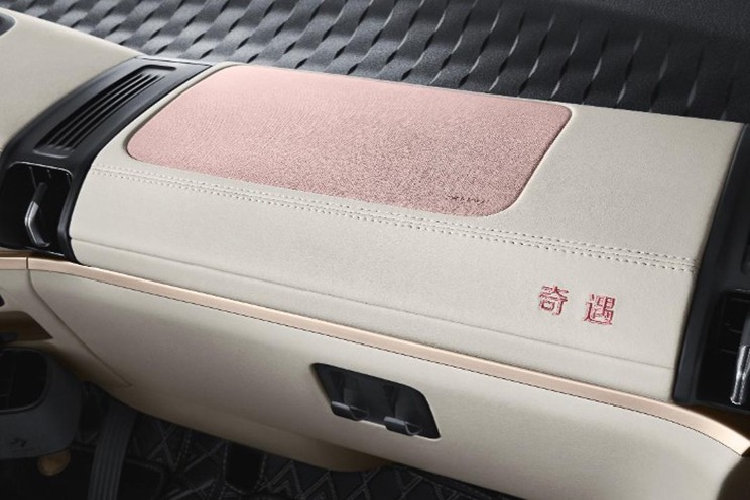 Theo hãng Baojun, nội thất của KiWi EV Fashion Gold được bọc bằng chất liệu da thân thiện với môi trường. Trong khi đó, phần lớn các khu vực trong nội thất đều được phủ bằng chất liệu mềm mại và chất lượng cao. Nếu muốn, khách hàng có thể yêu cầu hãng thêu tên mình vào mặt táp-lô phía trước ghế phụ lái. Những trang bị nội thất đáng chú ý khác của KiWi EV Fashion Gold bao gồm hệ thống đèn viền 64 màu, hộc đựng đồ có nắp che ở hàng ghế sau, hộc đựng găng trên mặt táp-lô và sạc điện thoại thông minh không dây.