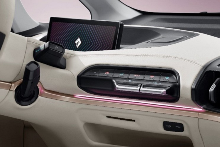 Tại thị trường Trung Quốc, giá xe KiWi EV Fashion Gold có mức từ 89.800 Nhân dân tệ (khoảng 314 triệu đồng). Bỏ ra số tiền này, khách hàng Trung Quốc sẽ nhận về mẫu ô tô điện có kích thước nhỏ xinh, bao gồm chiều dài 2.894 mm, chiều rộng 1.655 mm, chiều cao 1.595 mm và chiều dài cơ sở 2.020 mm.